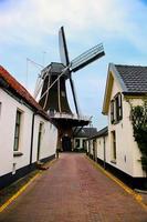 moinho de vento, pequena vila histórica na holanda foto