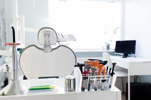 equipamentos e instrumentos odontológicos no consultório de dentistas foto