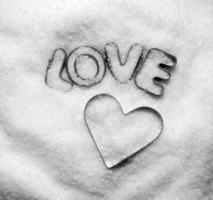 mensagem de amor e coração feito de letras cromadas foto