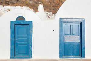 grunge velhas portas azuis na cidade de oia, santorini, grécia. foto