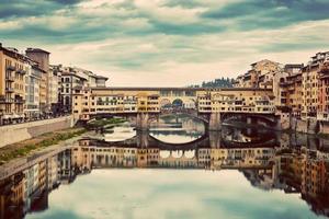 ponte ponte vecchio em florença, itália. rio arno, vintage foto