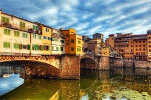 ponte ponte vecchio em florença, itália. rio arno. foto