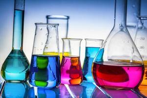 vidro de laboratório cheio de líquidos químicos. foto