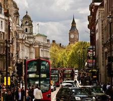 londres, inglaterra, 2022 - rua movimentada de londres, inglaterra, reino unido. ônibus vermelhos, big ben foto