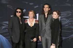 los angeles, 1 de outubro - gene simmons, shannon tweed, nick simmons, sophie simmons na estréia de venom no village theatre em 1 de outubro de 2018 em westwood, ca foto