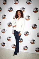 los angeles, 10 de janeiro - gina torres na festa de inverno 2017 da disney abc tv tca no langham hotel em 10 de janeiro de 2017 em pasadena, ca foto