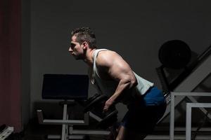 homem no ginásio exercitar tríceps com halteres