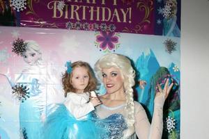 los angeles, 26 de novembro - imitadora de elsa, amelie bailey na festa de 2 anos de amelie bailey em residência particular em 26 de novembro de 2017 em studio city, ca foto