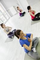 grupo de mulheres fazendo yoga