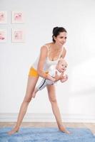 mãe e bebê saudáveis fazendo ginástica foto