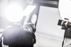 estúdio de fotografia com equipamento de iluminação e uma câmera. foto