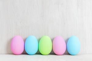 ovos de páscoa pastel na mesa de madeira. foto