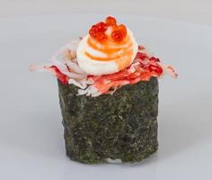 sushi kani com molho de fatias de camarão caranguejo isolado no fundo branco foto