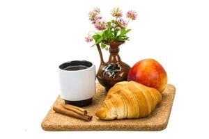 café da manhã com café e croissant foto