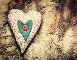travesseiro de coração de pelúcia artesanal vintage no cobertor macio foto