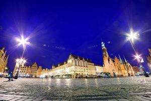 wroclaw, polônia, 2022 - praça histórica do mercado e prefeitura. foto