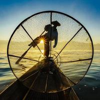 pescadores no lago inle ao nascer do sol, estado de shan, myanmar