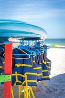coletes salva-vidas e barcos na praia de st.pete na Flórida foto