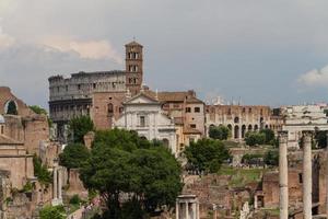 construindo ruínas e colunas antigas em roma, itália foto