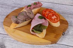 bruschetta com tomate, presunto e língua foto