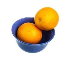 pilha de laranjas no prato foto
