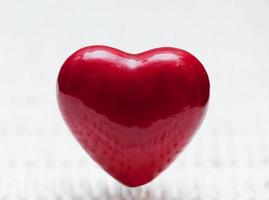 forma de coração vermelho em vime. símbolo do amor foto