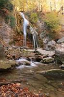 bela cachoeira na floresta, paisagem de outono foto