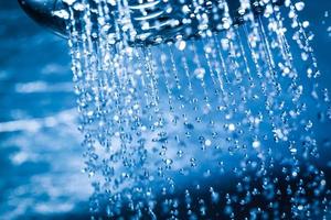 água limpa fluindo do chuveiro.