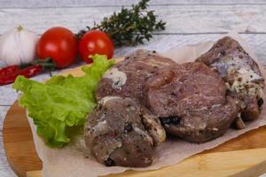 carne de porco marinada pronta para cozinhar foto