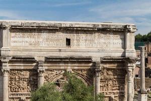 construindo ruínas e colunas antigas em roma, itália foto