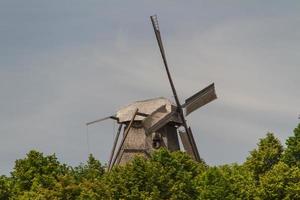 antigo moinho de vento no palácio do parque sanssouci em potsdam, alemanha foto