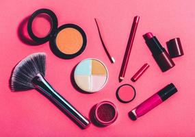 várias ferramentas de beleza em um fundo rosa foto