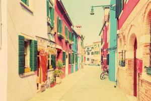 casas coloridas em burano, perto de veneza, itália. vintage, cores pastel foto