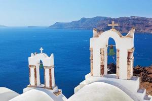 cidade de oia na ilha de santorini, grécia. caldeira no mar Egeu. foto