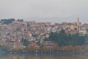 kastoria tradicional cidade velha à beira do lago na grécia foto