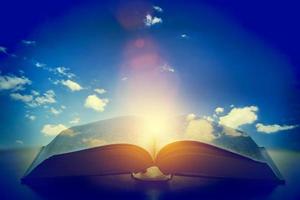 abra o livro velho, luz do céu, céu. educação, conceito de religião