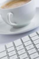 xícara de café com um teclado foto