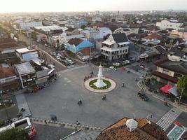 vista aérea do marco de tugu yogyakarta com tráfego movimentado. yogyakarta, Indonésia - março de 2022 foto