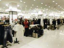Resumo turva do interior da boutique da loja de roupas da moda em um shopping center, com fundo claro bokeh. foto