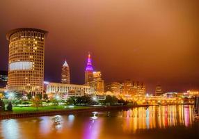 Cleveland. imagem de cleveland no centro à noite foto