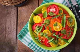 salada de tomate de verão com manjericão, pesto e rúcula foto