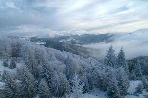 paisagem de montanha no inverno foto