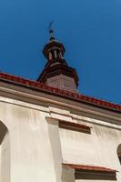 bela fachada da antiga casa da cidade em cracóvia, polônia foto