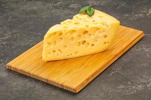 queijo maasdam - triângulo amarelo com furos foto