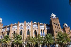 praça de touros de barcelona detalhe de ovo em mosaico monumental em gran via foto