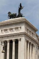 monumento equestre a victor emmanuel ii perto de vittoriano no dia em roma, itália foto