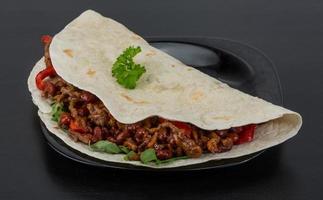 burrito com carne moída e feijão foto