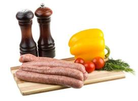 salsichas e ingredientes crus foto