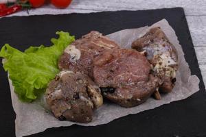 carne de porco marinada pronta para cozinhar foto