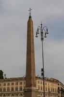 monumento na piazza del popolo, roma, itália. foto